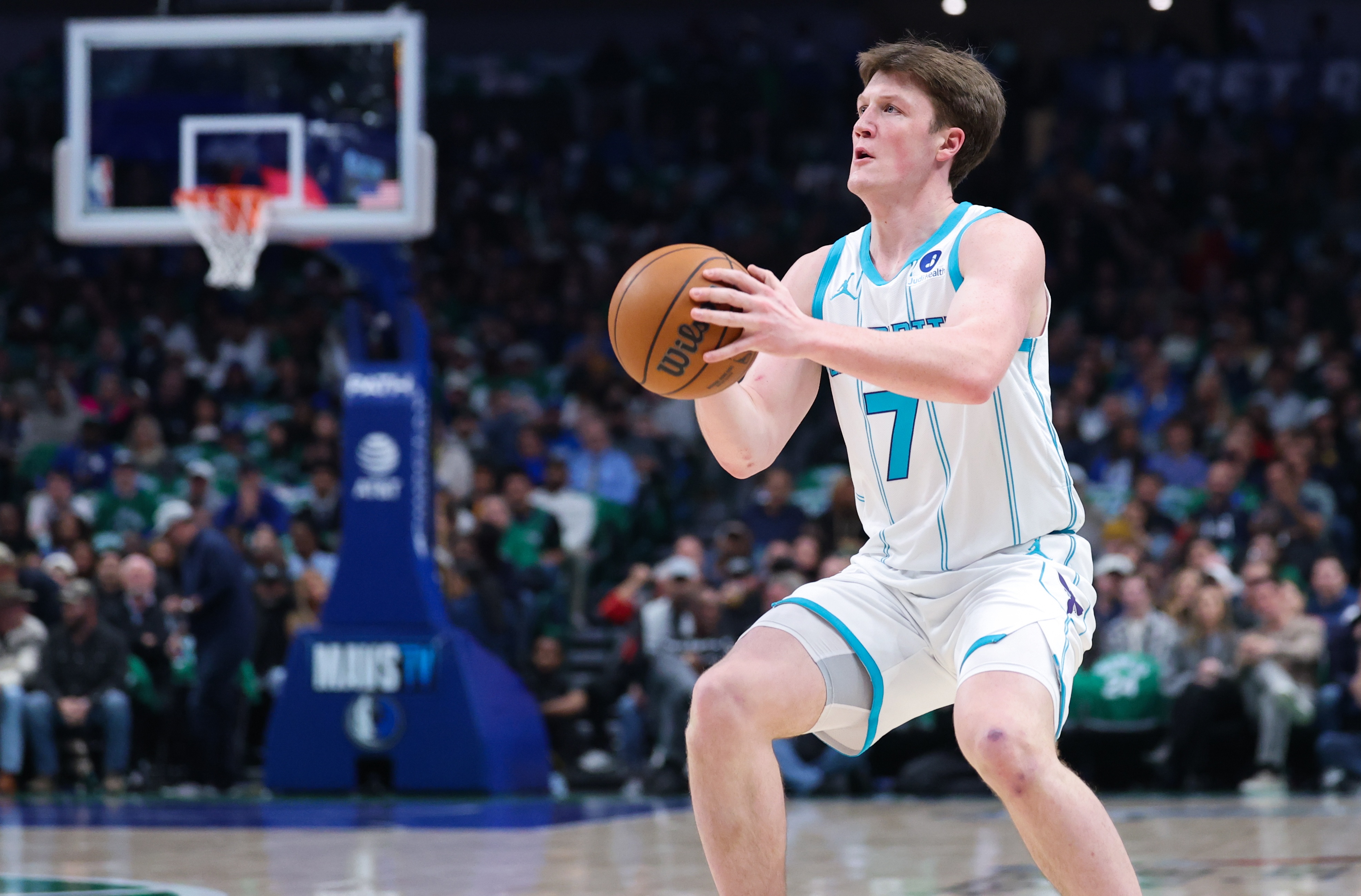 fb体育平台-调整能力极强！克尼佩尔第三节6中5&amp;三分4中3轰17分 上半场仅2分